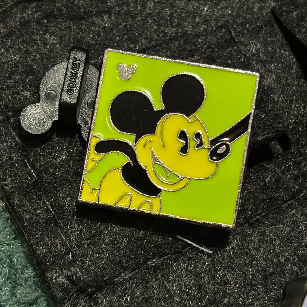Disney hidden Mickey pin